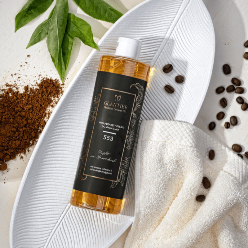 Glättendes Duschöl Glantier 553 mit 93% natürlichen Inhaltsstoffen, das die Haut pflegt und einen orientalisch-blumigen Duft bietet.