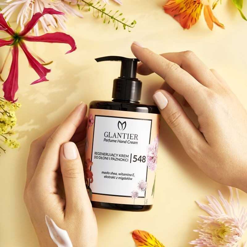 "Regenerierende Handcreme 548 in 300 ml, die trockene Haut mit Sheabutter und Mandelextrakt intensiv pflegt und nährt."