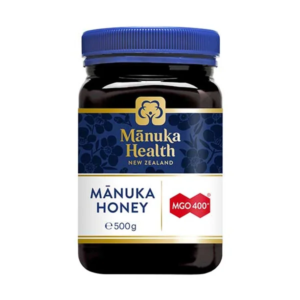 Manuka-Honig MGO 400+ aus Neuseeland in einem Glas, zeigt seine goldene Farbe und die natürliche Konsistenz