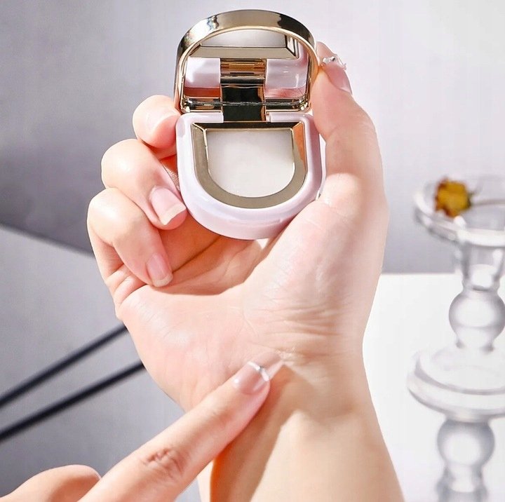 Parfüm im Balsam – Aromatischer Balsam für Hautpflege und Duft Parfüm-Balsam – Aromatischer Balsam zur Pflege und für verführerischen Duft