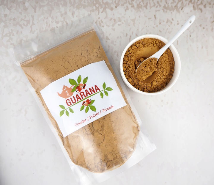 100% gemahlene Guarana in einer Schale – natürliche Quelle für Koffein und Energie