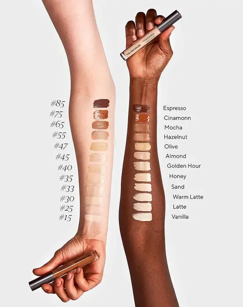 Madara Luminous Perfecting Concealer – Farbauswahl auf der Hand Madara Luminous Perfecting Concealer – alle Farbtöne auf der Hand geswatcht: Vanilla 15, Honey 35, Golden Hour 40, Almond 45, Warm Latte 30, Sand 33, Pine 50, Latte 25, Hazelnut 55, Amber 60, Mocha 65, Rich Soil 70. Veganer, mittlere Deckkraft Concealer für strahlendes Finish.