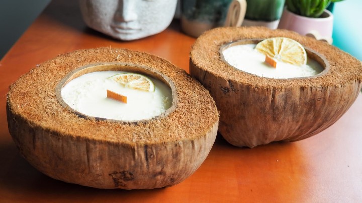 Handgefertigte Kokos-Kerze mit exotischem Duft – Vanille, Ingwer & Limette Vegane Sojawachs-Kerze in Kokosnussschale mit Limetten- und Kokosduft, handgemacht und nachhaltig.