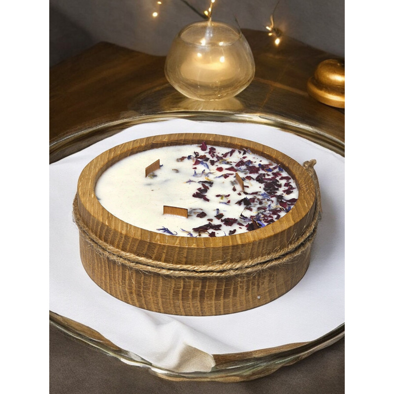 Handgemachte Sojawachs-Kerze in Eichenholzgefäß mit Ylang Ylang-Duft und getrockneten Blumen, rustikal, vegan und dekorativ.