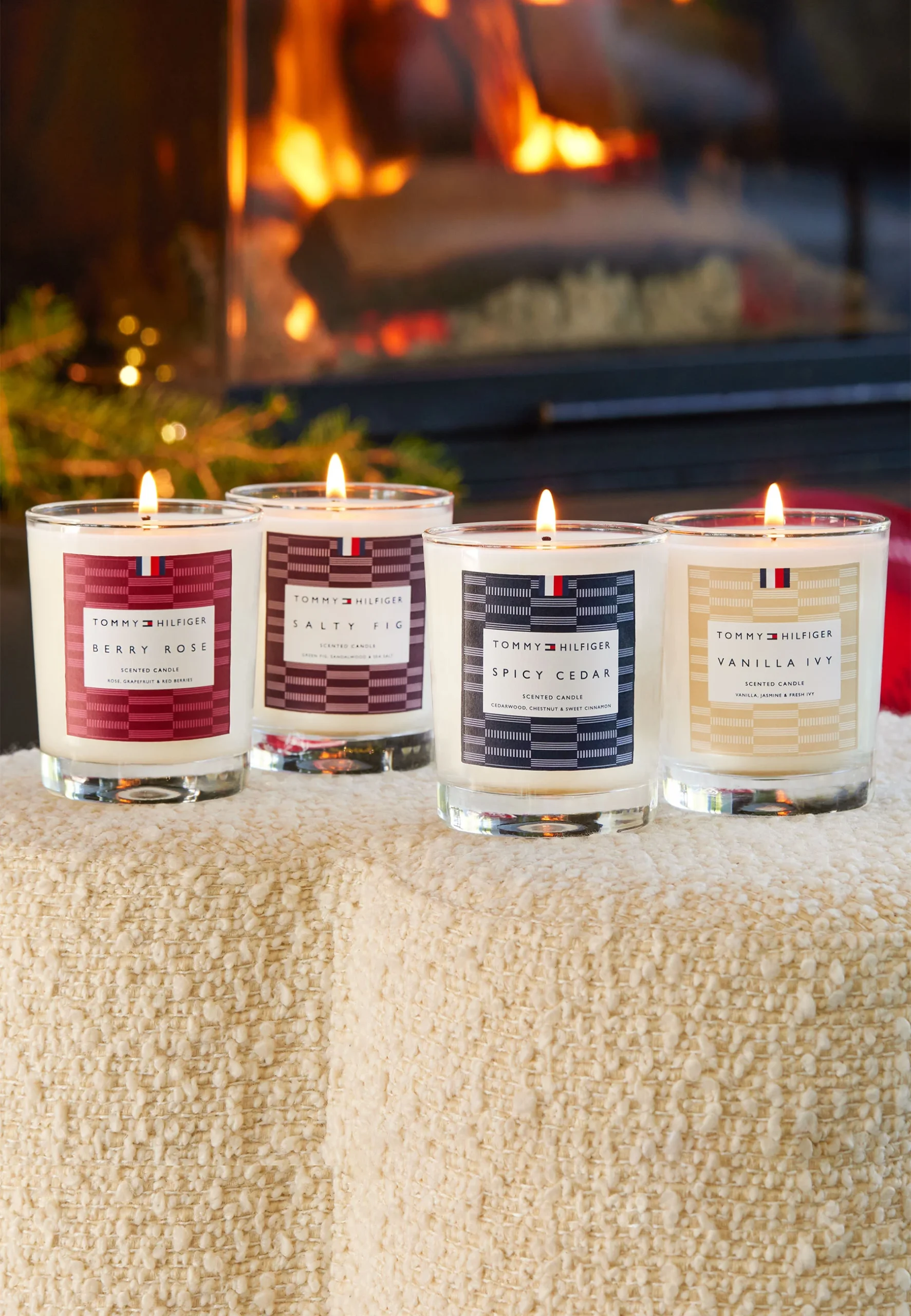 Tommy Hilfiger Home Collection – Alle Duftkerzen Tommy Hilfiger Home Collection Duftkerzen – Berry Rose, Spicy Cedar, Salty Fig und Vanilla Ivy in stilvollem Design