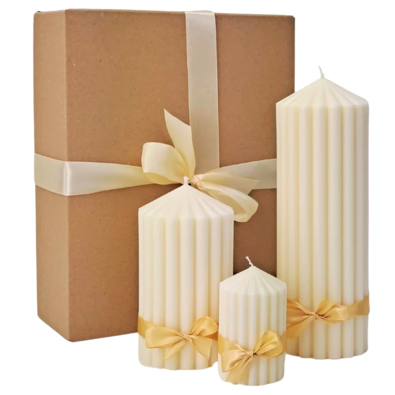 Drei dekorative natürliche Sojakerzen von Noble in verschiedenen Größen – süßer Duft, ideal für romantische Schlafzimmeratmosphäre.