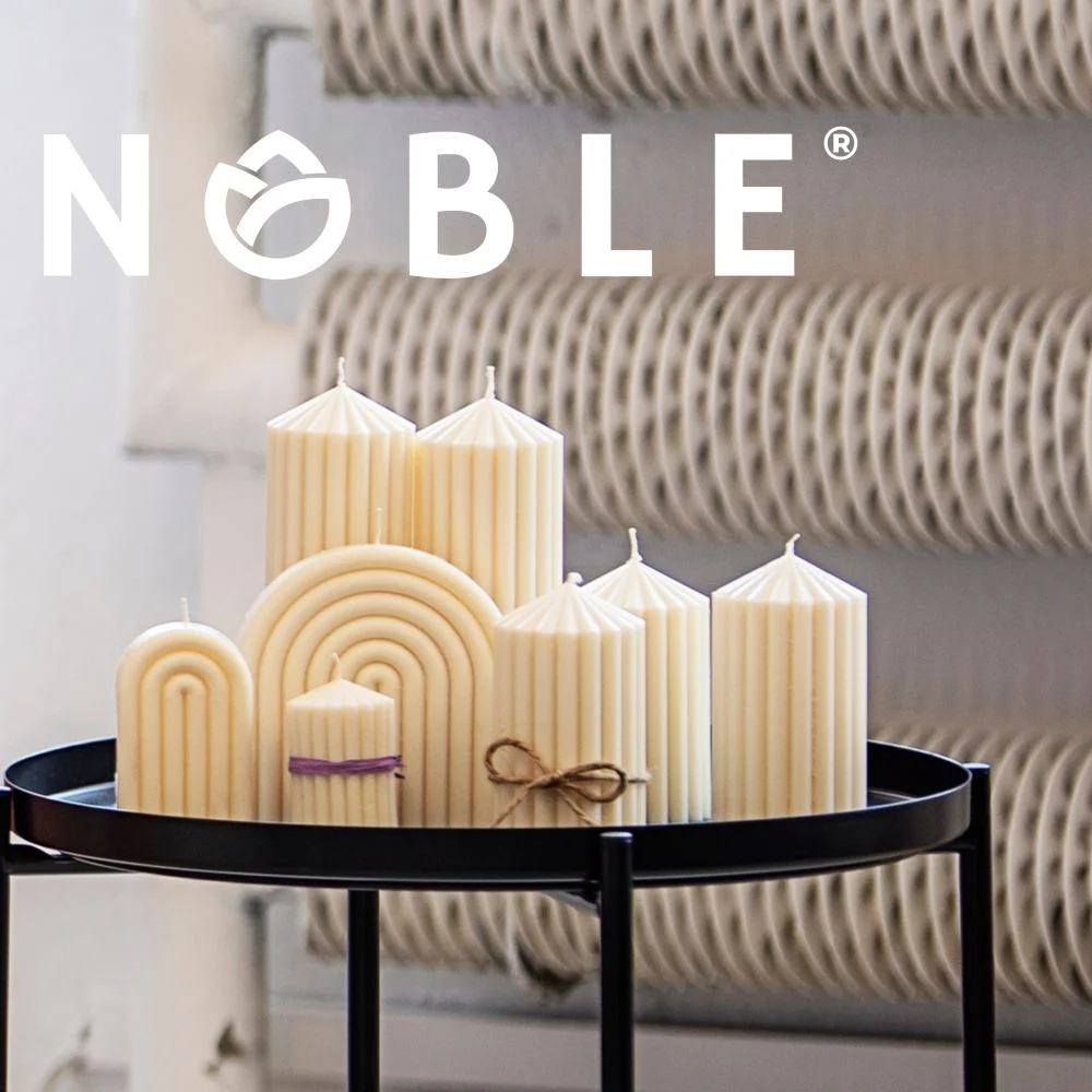 Drei dekorative Sojakerzen von Noble, unterschiedlich groß, natürlicher Wachs, romantische Atmosphäre im Schlafzimmer