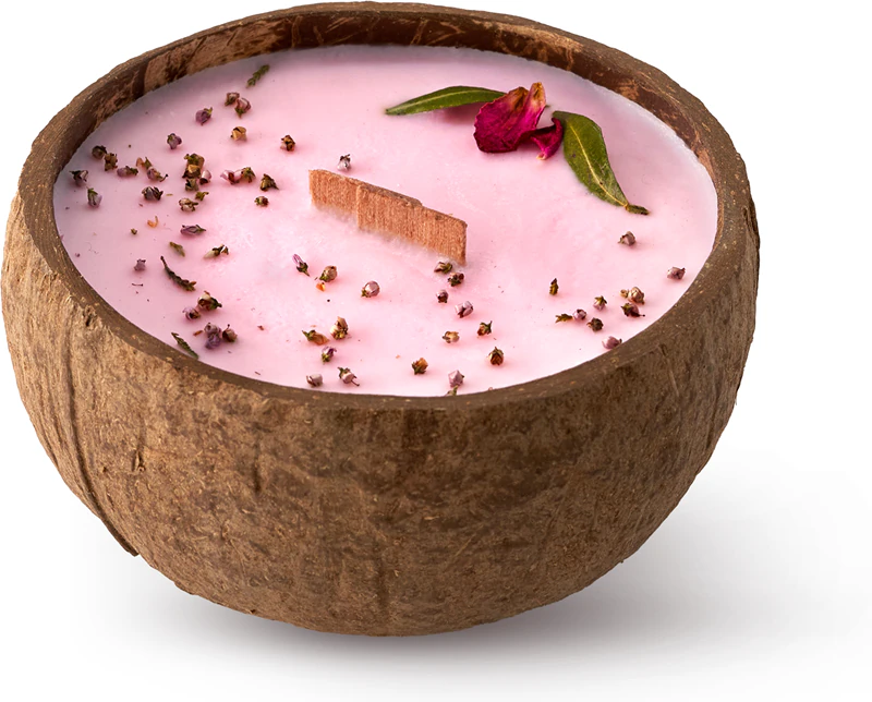 Tropicandle Plum Rose Patchouli Sojawachskerze mit Holzdocht in Kokosnussschale