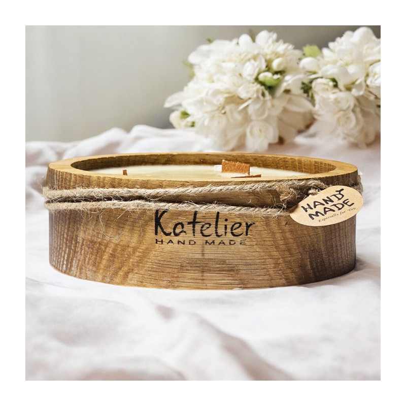 Handgefertigte Duftkerze „Eleganz der Eiche“ im Eichenholzgefäß mit Bottega-inspiriertem Duft – luxuriös, dekorativ und langanhaltend.
