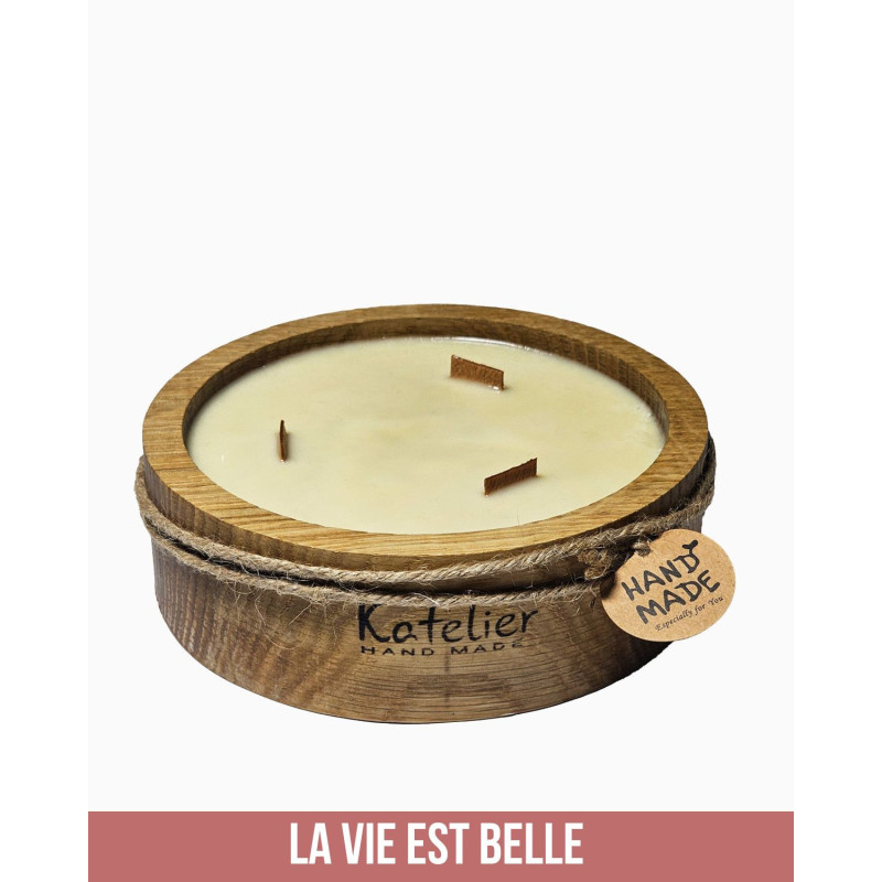 Handgefertigte Duftkerze „Eleganz der Eiche – La Vie Est Bella“ im Eichenholzgefäß mit blumig-süßem Duft – luxuriös, dekorativ und vegan.
