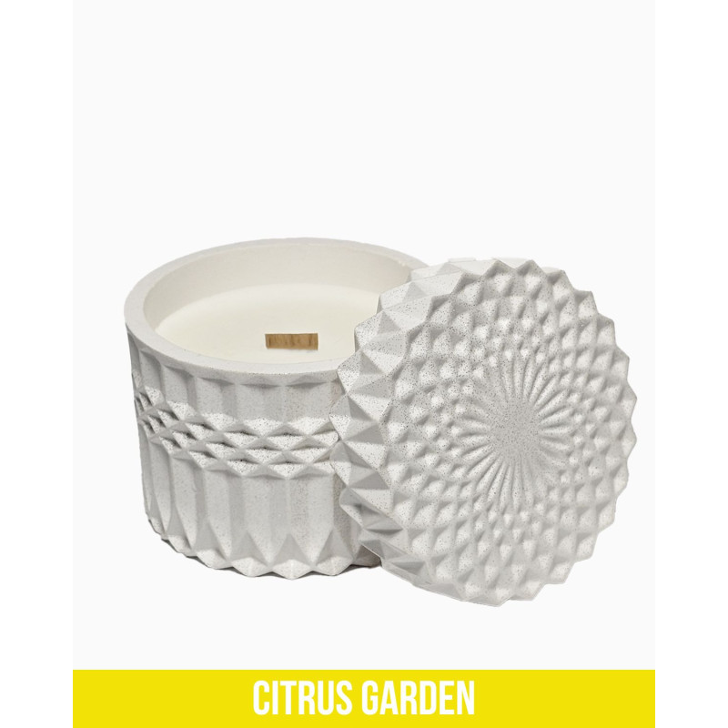 Sojawachs Duftkerze Silberne Oase 220 ml mit Holzdocht und Citrus Garden Duft im weißen Gipsgefäß
