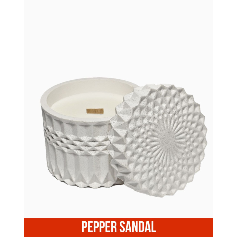 Sojawachs Duftkerze Silberne Oase 220 ml mit Holzdocht und Pfeffer-Sandelholz-Duft im weißen Gipsgefäß