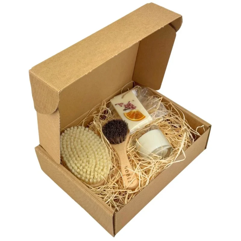 Geschenkset für empfindliche Haut mit Körperbürste, Gesichtsbürste, Sojawachs und Black Opium Duftkerze von NOBLE