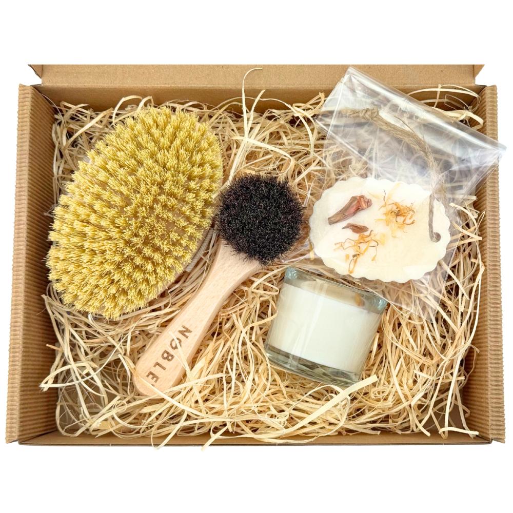 NOBLE Pflege-Geschenkset für normale Haut – Bürsten, Sojawachs & Duftkerze für Wellness und Entspannung Geschenkset für normale Haut mit natürlichen Massagebürsten, Sojawachs „Exotische Orange“ und Sojakerze „Black Opium“ für Entspannung und Wellness