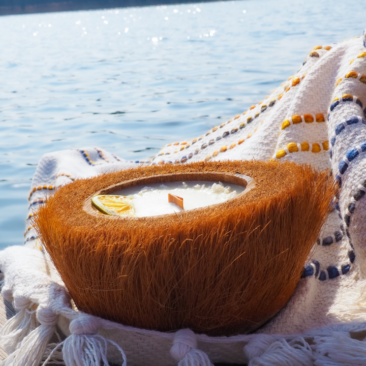 Sojakerze in Kokosnuss mit Haar, große exotische Duftkerze aus Sojawachs, handgemacht und umweltfreundlich