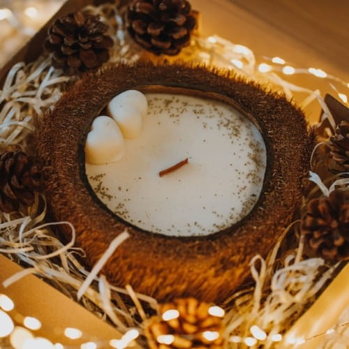 Sojakerze in Kokosnuss mit Haar, große Weihnachtskerze mit Lebkuchenduft, handgemacht und umweltfreundlich