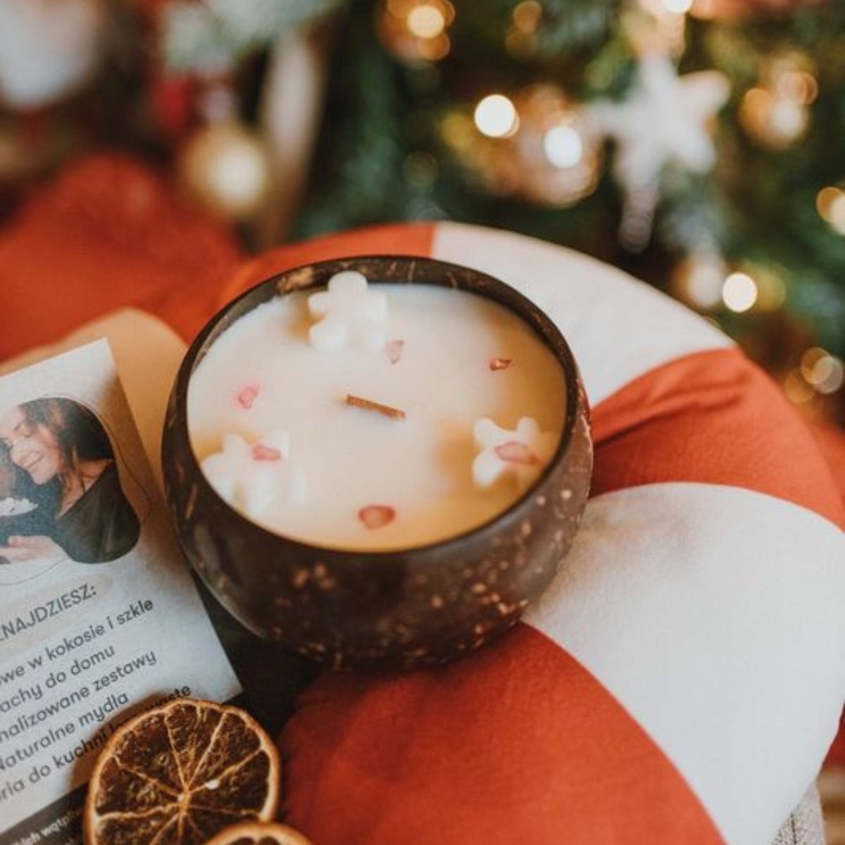 Handgemachte Sojakerze „Abend mit heißer Schokolade“ in geschliffener Kokosnussschale mit Schokoladen-, Orangen- und Zitronenzuckerdüften – 550 ml.