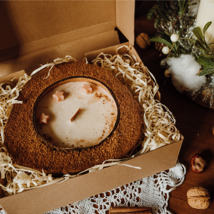 Große Sojakerze in Kokosnuss mit Kürbiskuchen-Duft, Zimt und Vanille, handgemacht, vegan und dekorativ für Herbst und Winter