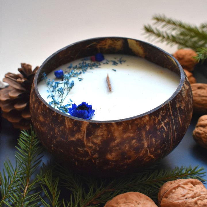 Handgemachte Sojakerze in geschliffener Kokosnussschale mit Sandelholz- und Rosenholzduft – 550 ml, dekorativ und nachhaltig.