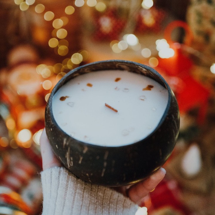 Handgemachte Sojakerze „Vanillestange“ in geschliffener Kokosnussschale mit Vanille- und Ahornzuckerduft – 550 ml, dekorativ und nachhaltig.
