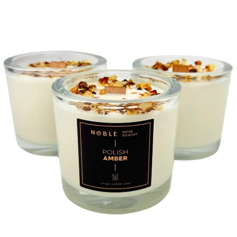 Weiße NOBLE Sojakerze „Polish Amber“ mit echtem Bernstein in elegantem Glas, natürliche handgefertigte Duftkerze.