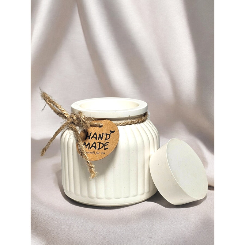 Sojawachskerze mit Ylang-Ylang Duft im modernen Gipsgefäß, handgemacht, dekorativ, natürlich