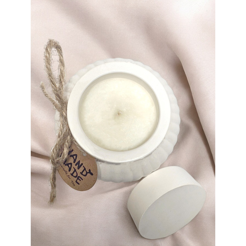 Natürliche Ylang-Ylang Sojakerze im dekorativen Gipsgefäß, nachhaltig und handgefertigt