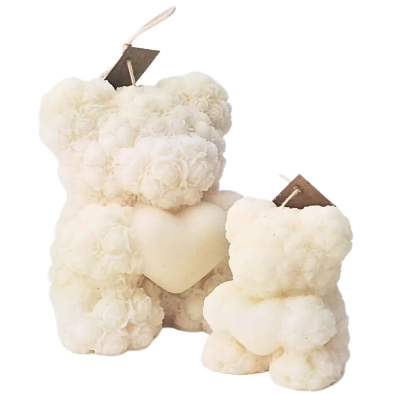 Zwei handgemachte Sojakerzen in Bärenform von Noble, dekorativ und duftend, perfekt für romantische Atmosphäre